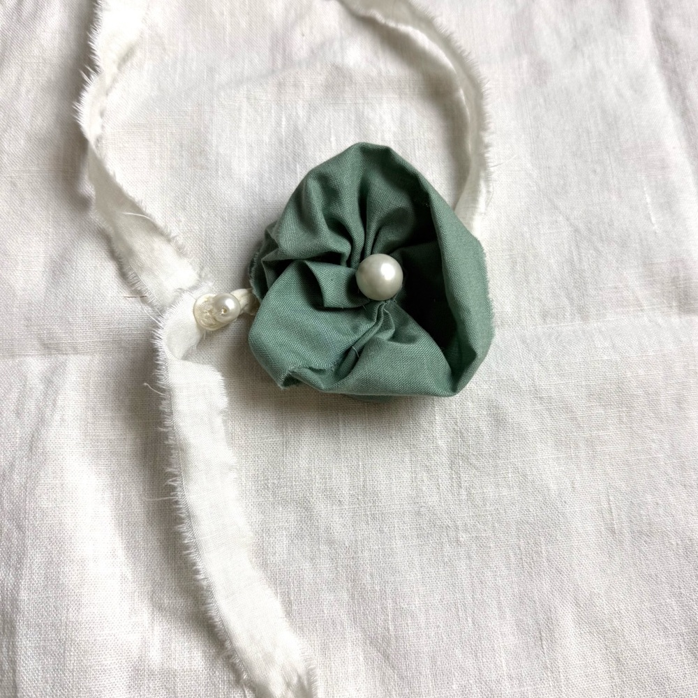 Green and White flower necklace with pearls closure closure
